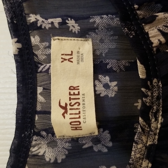 💥3/$10💥Hollister Oceanside Cold Shoulder Top - Picture 3 of 5